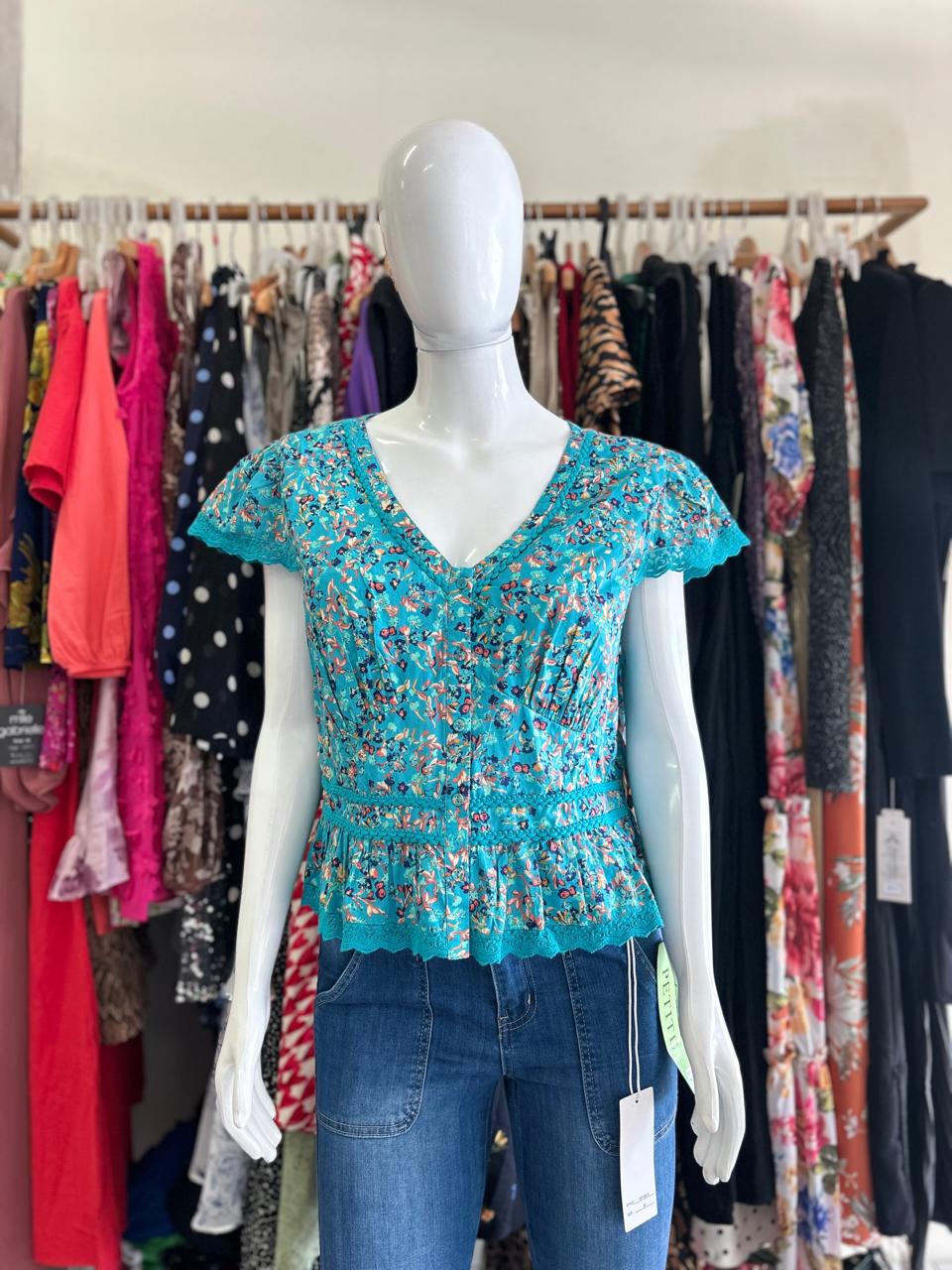 Jessica Simpson Blusa celeste floral