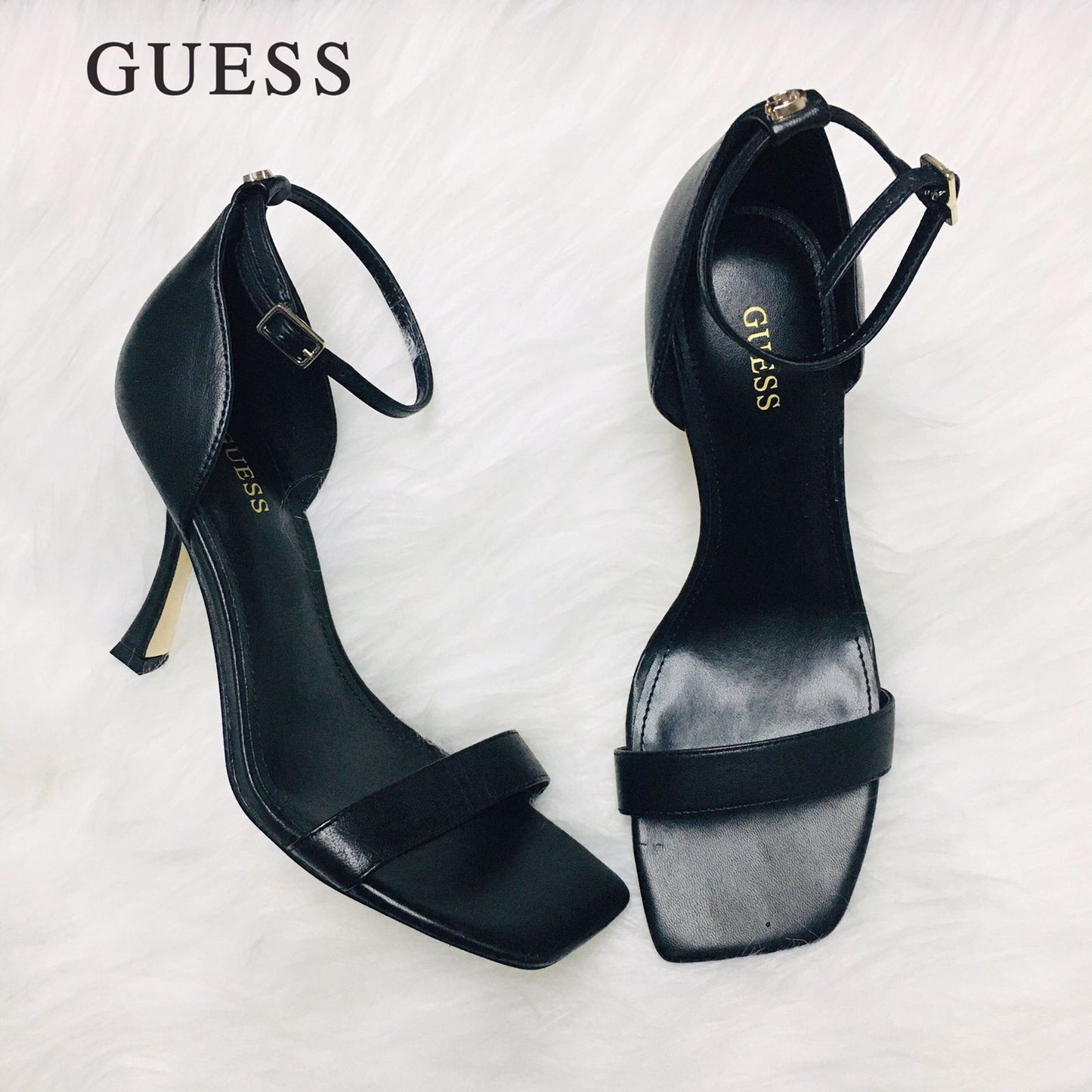 Sandalia negra  Guess